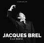 „33 TOURS AVEC L'INA“, „JACQUES BREL À LA RADIO“. Schwarz-weiß, Mann im Anzug mit erhobenem Arm, singt energisch., LP