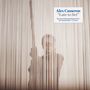Text: „Alex Cameron 'Late to Set'.“ Mensch hinter vertikalen Streifen, hält Gegenstand hoch., LP