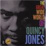 Text: "THE GREAT WIDE WORLD OF QUINCY JONES". Schwarz-Weiß-Foto eines ernsten Gesichts, bunte Schrift., LP