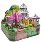 Eine bunte Illustration zeigt ein Diorama mit einem pinken Baum, Gebäuden im asiatischen Stil und kleinen figürlichen Szenen., Spiele