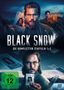 "BLACK SNOW – DIE KOMPLETTEN STAFFELN 1+2" in großer Schrift. Ein Mann hält eine Spielkarte, umgeben von mysteriöser Atmosphäre., 4 DVDs