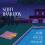 "Scott Hamilton" und "In the Still of the Night". Eine nächtliche Szene mit Pool, Picknickdecke, Saxophon und Lichterkette.