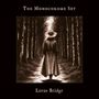 Text: "The Monochrome Set", "Lotus Bridge". Eine Illustration zeigt eine Person mit Hut in einem Waldweg, umgeben von Bäumen.