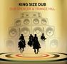"King Size Dub", "Dub Spencer & Trance Hill" in großen Buchstaben. Cowboys auf Pferden vor riesigen Lautsprechern., 2 CDs
