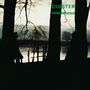 Text: "CLUSTER sowiésoso". Silhouetten von zwei Personen unter Bäumen, Blick auf Wasser und Sonnenuntergang im Hintergrund., LP