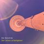 Texte: "Die Behörde", "Der letzte Arbeitgeber". Perspektive eines Turms von unten, blau-violetter Himmel, orange Beleuchtung., LP