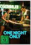 Titel: "ONE NIGHT ONLY". Namen: Monica Barbaro, Callum Turner. Szene: Frau und Mann in einem Imbiss im Gespräch., DVD