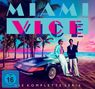 "MIAMI VICE" in großen Buchstaben über Palmenstrand, zwei stilvolle Männer lehnen an einem Sportwagen, Sonnenuntergang., 30 Blu-ray Discs