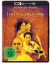 "Tiger & Dragon" in weißen Buchstaben, darunter drei Personen mit Schwertern, orangefarbener Hintergrund, FSK 12 Logo., 1 Ultra HD Blu-ray und 1 Blu-ray Disc