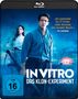 „Ein packender Sci-Fi-Thriller voller Paranoia und visueller Wucht.“ THE GUARDIAN. Titel: IN VITRO - DAS KLON-EXPERIMENT. FSK 16. Im Vordergrund ein Mann mit Gewehr.