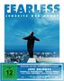 "Fearless - Jenseits der Angst", Blu-ray Cover: Ein Mann mit ausgestreckten Armen steht auf einem Wolkenkratzer vor blauem Himmel.
