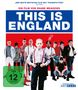 Text oben: "Der beste britische Film seit Trainspotting."
Zentral: "This Is England" in großen Buchstaben. FSK 12 Logo. 
Darunter stehen mehrere Personen in unterschiedlicher Kleidung., Blu-ray Disc