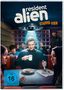 „resident alien Staffel Vier“, ein Mann mit UFO-Schein sitzt lächelnd in einem Diner, mehrere Personen um ihn herum. FSK 16., 4 DVDs