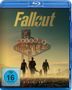 "Fallout" ist groß geschrieben. Darunter ein "Welcome"-Neonschild. Drei Personen und ein Hund in einer Wüstenlandschaft., 3 Blu-ray Discs