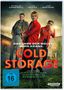 „Das Ende der Welt wird krank. COLD STORAGE“. Drei Personen in Arbeitskleidung stehen vor einem Industriegebäude.