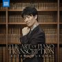 „THE ART OF PIANO TRANSCRIPTION, KOTARO FUKUMA“. Ein Mann mit geschlossenen Augen steht vor einem Bücherregal.