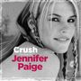 „Crush: The Best Of Jennifer Paige“. Schwarz-weiß Porträt einer lächelnden Frau mit geflochtenem Haar.