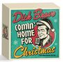 „Dick Brave, Comin' Home for Christmas“ steht in großen Buchstaben. Illustration eines Mannes mit Mikrofon und Weihnachtsmütze., CD