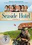 „Willkommen zurück im Strandhotel“, „Seaside Hotel Staffel 2“. Personen, rotes Gebäude, dänische Flagge, Paar auf Motorrad.