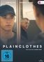 "PLAINCLOTHES" - Ein Film von Carmen Emmi. FSK ab 16. Zwei Männer, einer mit Baseballkappe, im Gespräch., DVD