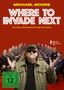 Text: "Michael Moore, Where to Invade Next, Die neue Geheimwaffe des Pentagon". 
Mann in Jacke vor Generälen. Altersfreigabe: 12., DVD