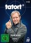 "tatort" groß, "TEAM WIEN", "STAFFEL 1". Ein Mann hält eine Pistole. Hintergrund: Fingerabdruck. Links "FSK ab 12"., 6 DVDs