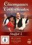 "Chiemgauer Volkstheater, Staffel 5. Alle 13 Stücke von 1998-1999 sowie ein Bonus-Stück von 1989." 

Bayerische Trachtengruppe vor Bergen., 7 DVDs