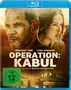 Roschdy Zem und Lyna Khoudri in "Operation: Kabul", ein Film von Martin Bourboulon. Staubige Szene mit zwei Menschen.