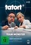 „Tatort“ großes Logo oben, „Team Münster Thiel und Boerne“. Zwei Personen untersuchen etwas mit Lupe., DVD