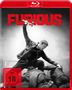 Roter Text "THE FURIOUS", ein Mann schwingt einen Hammer in einem actionreichen Kampf, Schwarz-Weiß., Blu-ray Disc