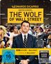 "The Wolf of Wall Street" in gelbem Kasten. Mann im Anzug, Party-Szene im Hintergrund. 4K Blu-ray Angaben. FSK 16.