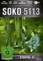 Text oben: "Michel Guillaume, Bianca Hein, Joscha Kiefer, Gerd Silberbauer, Christofer v. Beau". Groß: "SOKO 5113". Text unten: "Staffel 37". Szene: Menschen bei einer Untersuchung im Freien., 5 DVDs