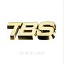 Text: "TBS", "DAS WEISSE ALBUM". Goldener 3D-Schriftzug auf weißem Hintergrund.