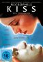 "NECROPHILE KISS. DER TODESKUSS. LIEBE KENNT KEINE GRENZEN. Ein Film von LYNNE STOPKEWICH." Eine Frau beugt sich zu einem liegenden Mann. FSK 16., DVD