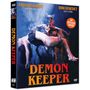 "Demon Keeper" in großen orangefarbenen Buchstaben. Ein Dämon hält eine liegende Person. Oben Namen der Schauspieler., DVD