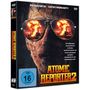 "Atomic Reporter 2" in gelber Schrift. Explosionen spiegeln sich in einer Sonnenbrille auf einem verbrannten Gesicht.