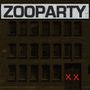 "ZOOPARTY" in großen Buchstaben oben, darunter eine alte Backsteinfassade mit vielen Fenstern und zwei roten Kreuzen an der Tür., LP