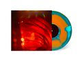 Ein Mann in rotem Lichtschein und Nebel. Vinyl in Orange und Blau mit schwarzem Zentrum. Erscheinung von Bewegung und Farben., LP