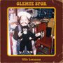 "GLEMTE SPOR", "Uffe Lorenzen". Ein Kind mit weißer Mütze hält ein Plüschtier, im Hintergrund ein chaotischer Raum., LP