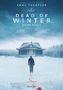 "Dead of Winter: Eisige Stille". Eine Person auf einer verschneiten Fläche nähert sich einer einsamen Holzhütte.