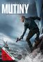 "Jason Statham" und "MUTINY. Keine Gnade auf hoher See." Ein Mann mit Waffe auf einem Schiff im Sturm., DVD