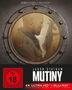 Text: Mutiny, Keine Gnade auf hoher See, Bald nur im Kino. Ein Mann mit Waffe klettert an einem Schiff im Sturm.