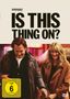 "IS THIS THING ON?" Zwei lachende Personen, Mann und Frau, in Mänteln. FSK 6 Plakette unten links., DVD