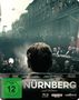 „NÜRNBERG“, „Russell Crowe ist Hermann Göring“. Drei Männer in Militäroberteilen. Gerichtssaal im Hintergrund.