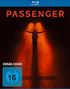 „PASSENGER“ in großen roten Buchstaben, darunter „VORAB-COVER“. Eine Person kniet in orangefarbenem Scheinwerferlicht., Blu-ray Disc