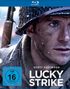 "Scott Eastwood", "One Man's Fight to Survive", "Lucky Strike", "Inspired by True Events", "Only in Theaters June 26".<br>
Halbes Gesicht eines Soldaten in Uniform und Helm, Schneefall.