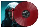 Rote Vinyl-Schallplatte mit Infos, Hintergrund: Person mit weißem Haar und rotem Lichtmuster im Gesicht.