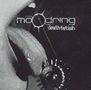 Text "moodring" und "deathfetish". Eine Zunge berührt ein gezacktes Metallobjekt, kontrastreich in Schwarzweiß.