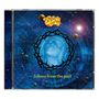"Echoes from the past" steht in gelber Schrift. Eine blaue Büste vor kosmischem Hintergrund, umgeben von römischen Ziffern., CD