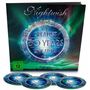 "Nightwish" oben, "THE GREATEST 30 YEARS ON EARTH" in der Mitte. Nordlicht und 5 CDs darunter, FSK 12 Logo., 3 CDs und 1 Blu-ray Disc